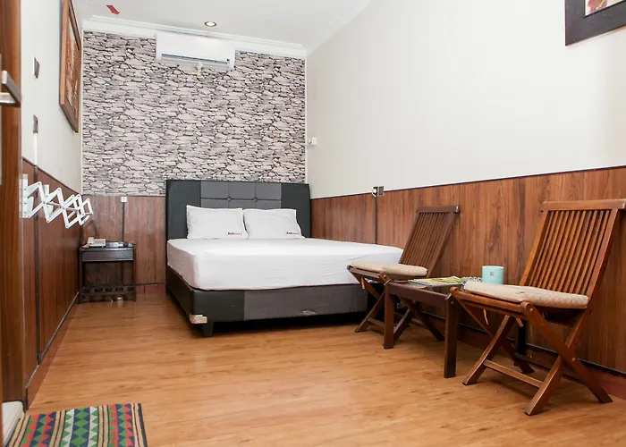 Reddoorz Plus Near Riau Street