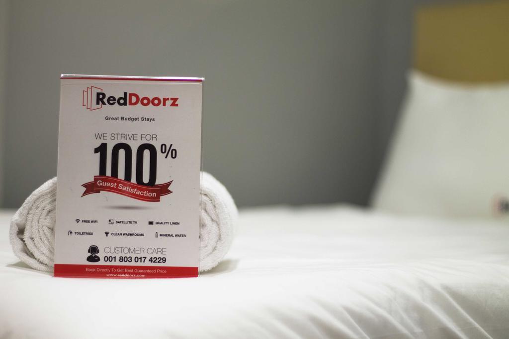 Wisma tamu Reddoorz Near Riau Street Bandung