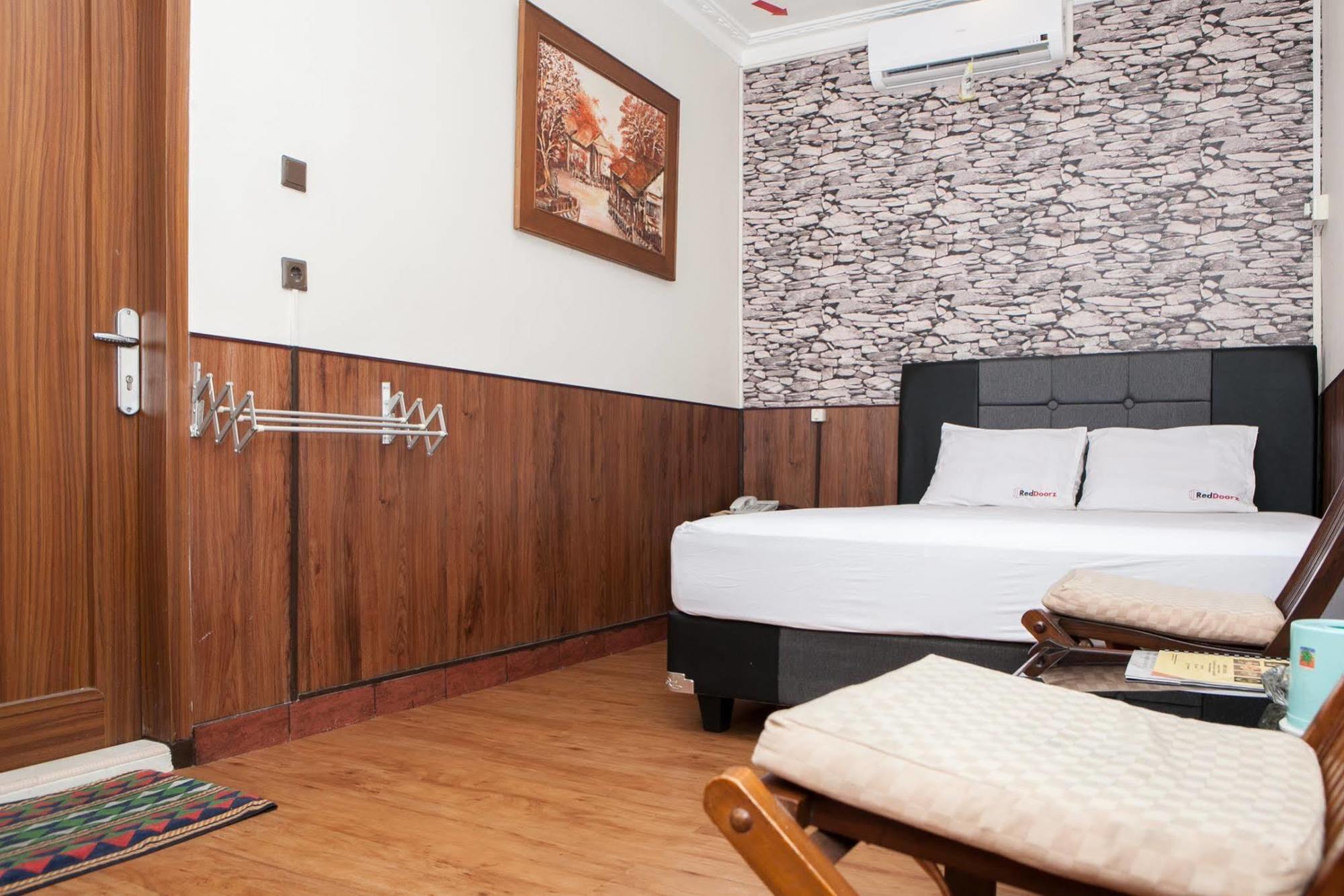 Wisma tamu Reddoorz Near Riau Street 2*