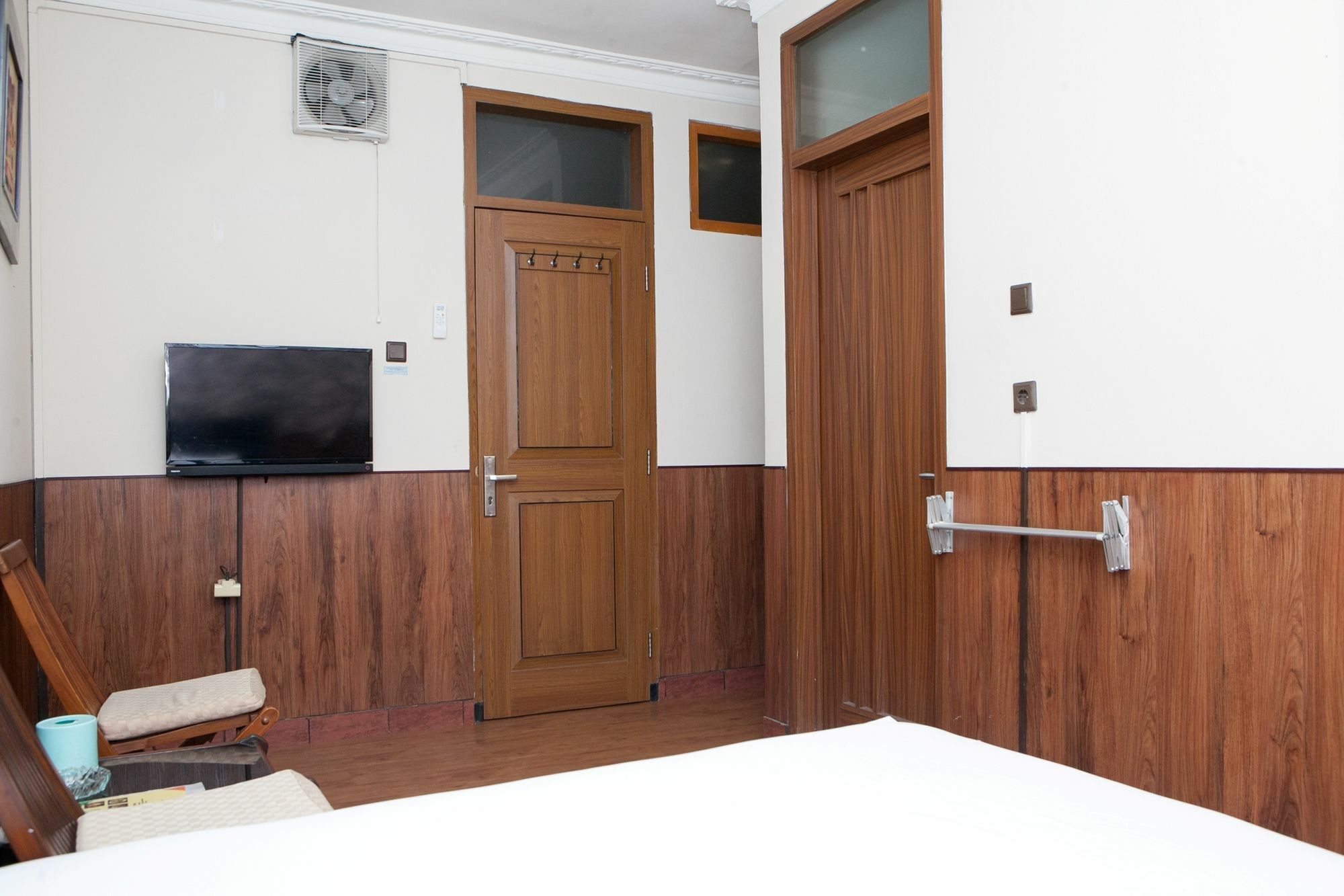 Wisma tamu Reddoorz Near Riau Street 2*