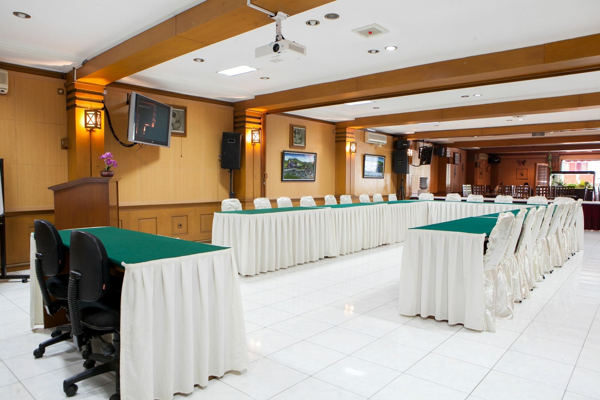 Wisma tamu Reddoorz Near Riau Street Bandung